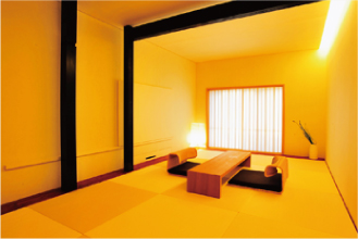 本和紙と琉球畳の空間が落ち着きを演出する和室