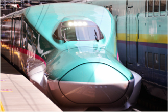 ロングノーズが特長の東北新幹線最新型車両「はやぶさ」