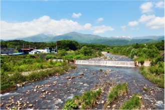 刈田温泉街を流れる松川から蔵王連峰を望む