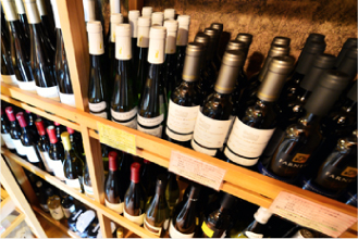 常時100種類のワインや地酒・焼酎を用意している酒蔵