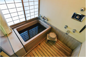 古代檜を使用した内風呂。檜の香りと源泉を楽しめます