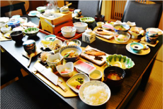 湯豆腐や里の料理の小鉢も豊富で美味しい朝食