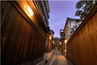 夕暮れの頃、京の粋人がそぞろ通う料亭や宿屋が建ち並ぶ狭い小路。