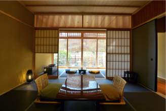 墨色の畳と襖が厳粛な京の風情を感じさせる和室と広縁。