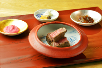 料理長考案の薬味に京都牛のヒレ肉の旨みが引き立てられます。