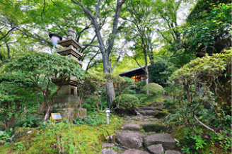 旧三菱財閥岩崎家ゆかりの1万坪の庭園「華清園」。